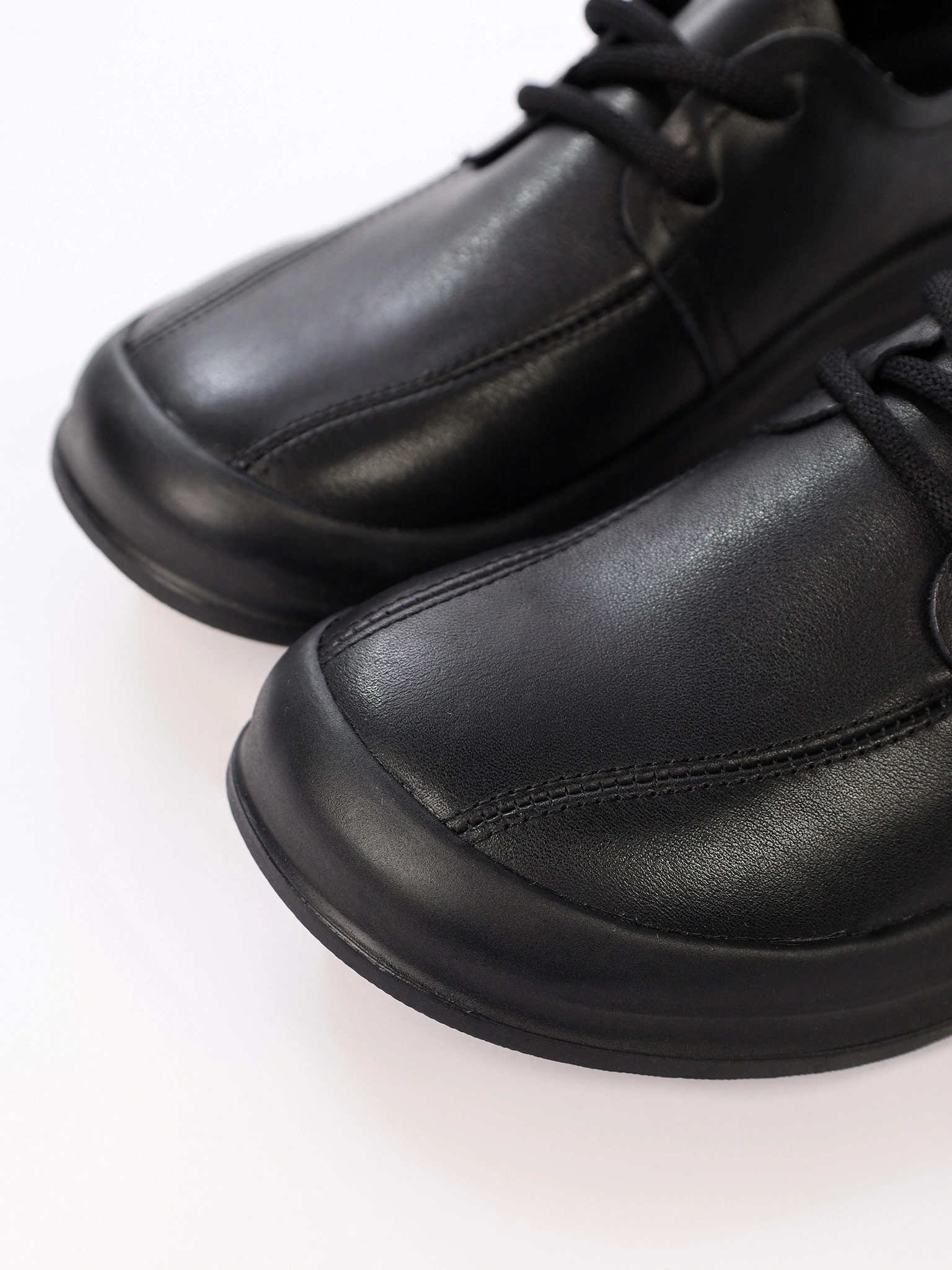 Туфли черного цвета из натуральной кожи на низкой подошве